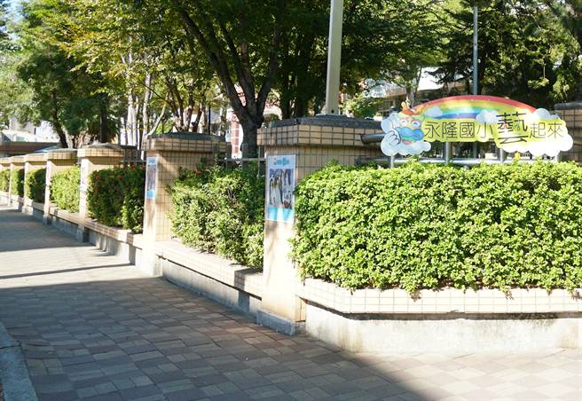 台中市大里区永隆国小，将校内学生美术比赛得奖作品，翻印成永久性的压克力印刷物，钉挂于校园周围人行道上的围墙柱子上，让人行道变身为展览步道。（黄国峰摄）