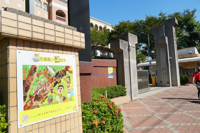 台中市大里区永隆国小，将校内学生美术比赛得奖作品，翻印成永久性的压克力印刷物，钉挂于校园周围人行道上的围墙柱子上，让人行道变身为展览步道。（黄国峰摄）