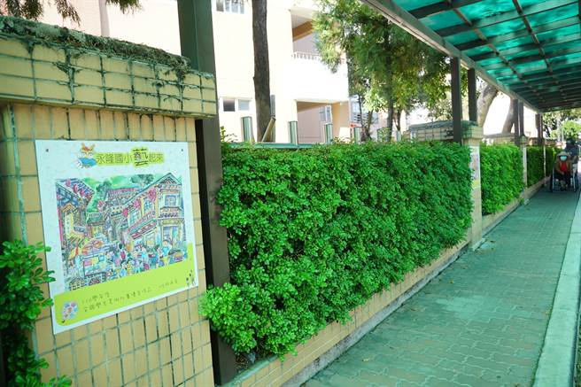台中市大里区永隆国小，将校内学生美术比赛得奖作品，翻印成永久性的压克力印刷物，钉挂于校园周围人行道上的围墙柱子上，让人行道变身为展览步道。（黄国峰摄）