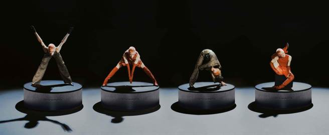 夏姿陈SHIATZY CHEN邀请十月份跃于夏姿巴黎时装秀上的Voguing舞者，于巨型旋转舞台上以身体f曲线呈现「X、M、A、S」字样。（夏姿陈SHIATZY CHEN提供）