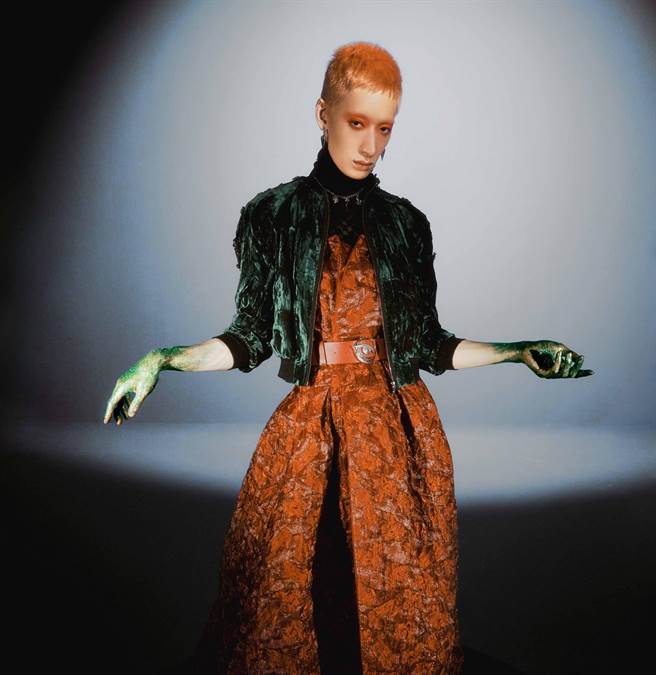 夏姿陈SHIATZY CHEN耶诞推荐，珠绣装饰中式立领长背心，3万5800元。（夏姿陈SHIATZY CHEN提供）