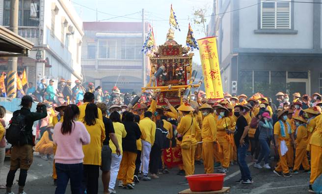 「小琉球三隆宫迎王平安祭典」授证屏东县无形文化资产，再次打响屏东迎王的品牌文化，为各界所知。（谢佳潾摄）