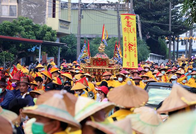 「小琉球三隆宫迎王平安祭典」授证屏东县无形文化资产，再次打响屏东迎王的品牌文化，为各界所知。（谢佳潾摄）