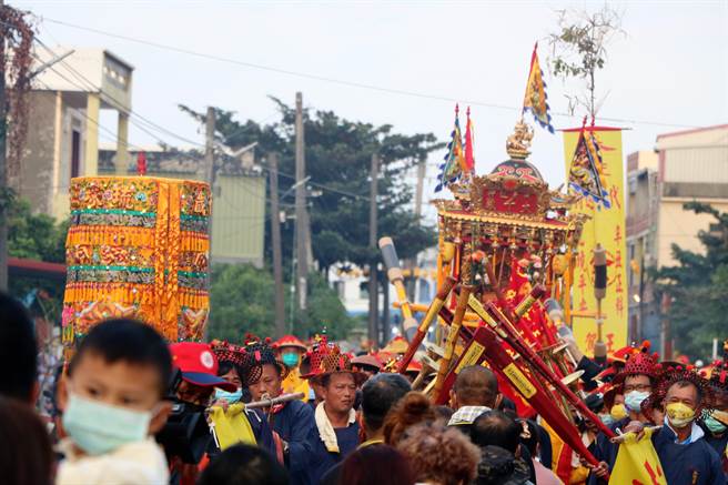 「小琉球三隆宫迎王平安祭典」授证屏东县无形文化资产，再次打响屏东迎王的品牌文化，为各界所知。（谢佳潾摄）