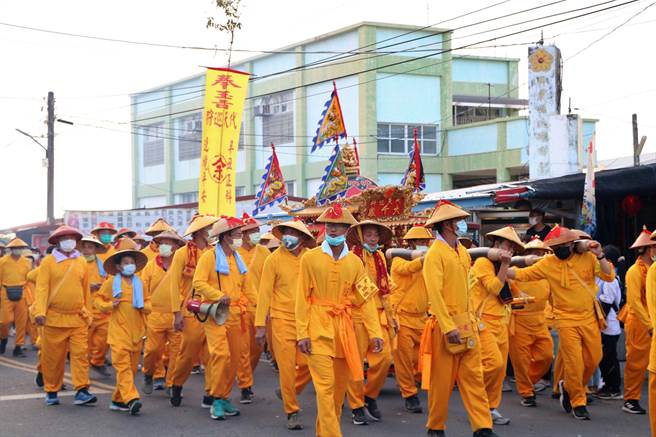 「小琉球三隆宫迎王平安祭典」授证屏东县无形文化资产，再次打响屏东迎王的品牌文化，为各界所知。（谢佳潾摄）