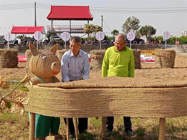 睽违2年的田中稻草艺术节睽违2年重磅回归，周末两天将在田中镇顶潭里望高瞭登场，50件稻草编织创作，还有长达50米长，以3500公斤白米打造的巨型米龙，十分有看头。（农会提供／谢琼云彰化传真）