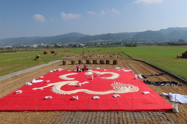 睽违2年的田中稻草艺术节睽违2年重磅回归，周末两天将在田中镇顶潭里望高瞭登场，50件稻草编织创作，还有长达50米长，以3500公斤白米打造的巨型米龙，十分有看头。（农会提供／谢琼云彰化传真）