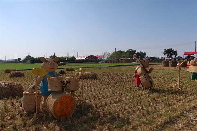 睽违2年的田中稻草艺术节睽违2年重磅回归，周末两天将在田中镇顶潭里望高瞭登场，50件稻草编织创作，还有长达50米长，以3500公斤白米打造的巨型米龙，十分有看头。（农会提供／谢琼云彰化传真）