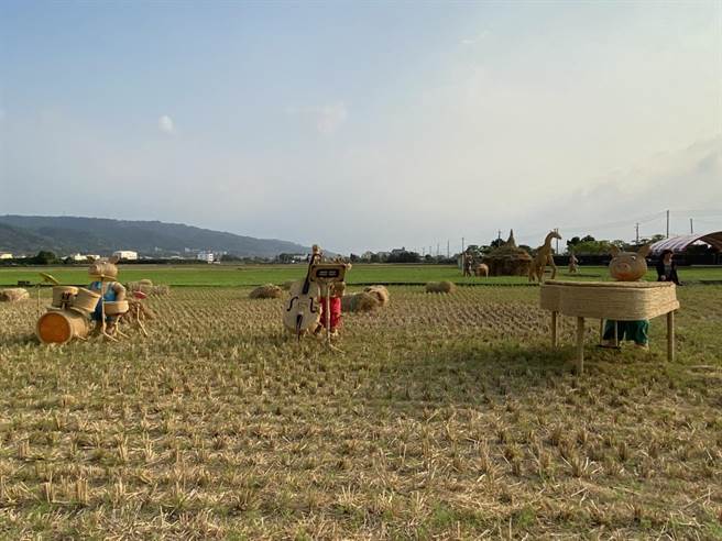 睽违2年的田中稻草艺术节睽违2年重磅回归，周末两天将在田中镇顶潭里望高瞭登场，50件稻草编织创作，还有长达50米长，以3500公斤白米打造的巨型米龙，十分有看头。（农会提供／谢琼云彰化传真）