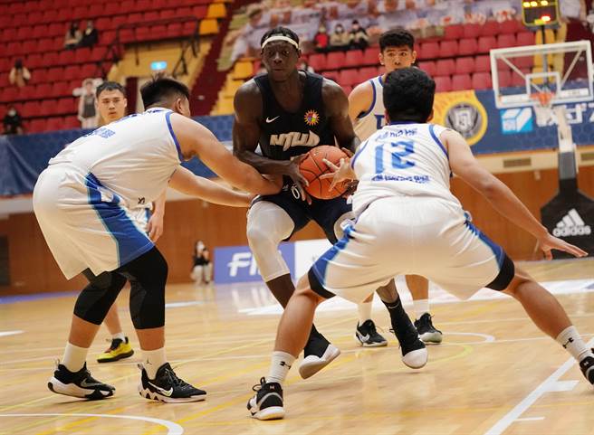 台灣藝大阿拉薩（中）23分、16籃板。（大專體總提供）