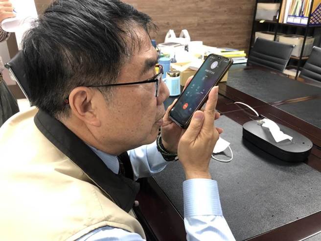 台南市長黃偉哲9日中午與屏東立委鍾佳濱連線，為他們反重啟核四苦行加油打氣。（台南市政府提供／程炳璋台南傳真）
