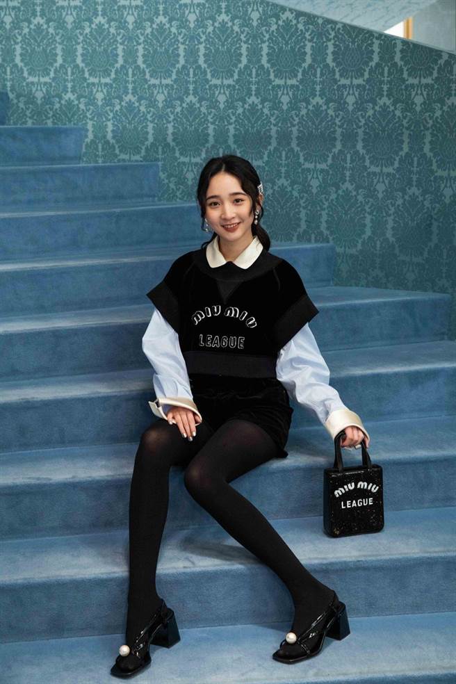 李沐身穿miu miu nuit出席记者会，一访问就先补刀周兴哲让人印象深刻。