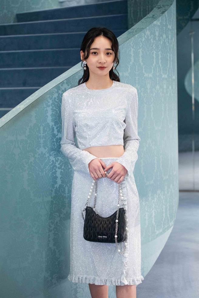 miu miu nuit造型华丽，但也让李沐说绝不穿这套踩新娘场，免得闺蜜反目。