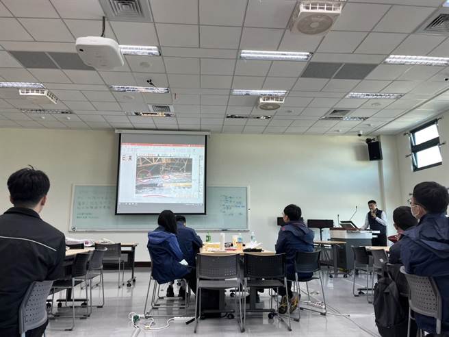 桃园市消防局今年于消防救灾车组派遣情境训练中，特别加入室内情境训练，课程由教育训练科技士汤佳兴授课，加上新屋保龄球馆大火将满7年，他也向学员进行调查事件说明与安全分享。（陈梦茹摄）