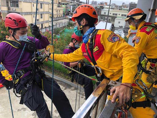 桃园市消防局今年于消防救灾车组派遣情境训练，除了室内情境训练外也有室外课程。（桃园市消防局教育训练科提供／陈梦茹桃园传真）