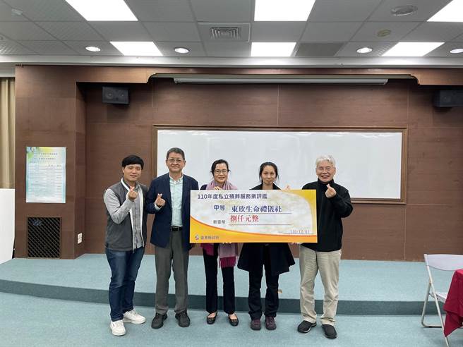 台东县府今表扬4家殡葬服务业者，盼提升服务品质。(台东县政府提供／蔡旻妤台东传真)