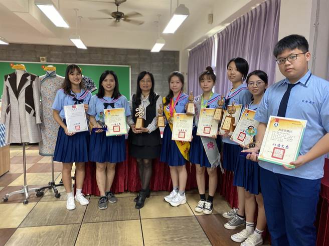 台南市家齐高中餐饮科、流行服饰科学生参与各项全国竞赛，穿金戴银，邱柏儒(右)是唯一获奖男生。(曹婷婷摄)