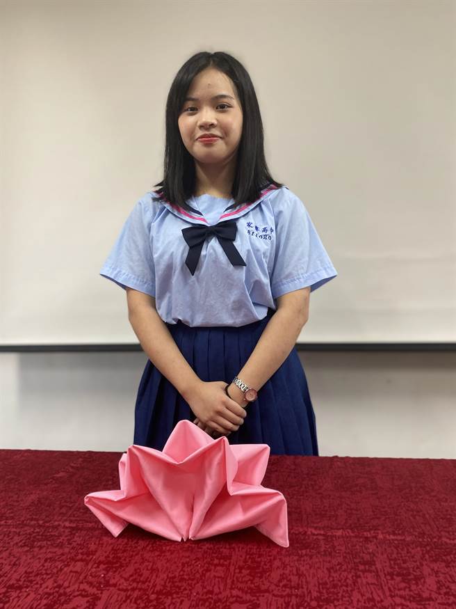 家齐高中学生张淑嬿参加中等学校商业类科技艺竞赛，拿下餐饮服务组金手奖第1名。(曹婷婷摄)