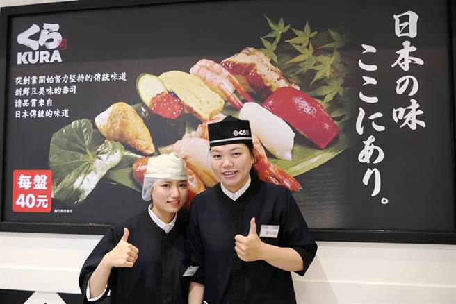 醒吾科大国际专班毕业生范氏桃与亚洲藏寿司营业部北区萧引凤区店长于林口三井outlet藏寿司合影。(醒吾科大提供)