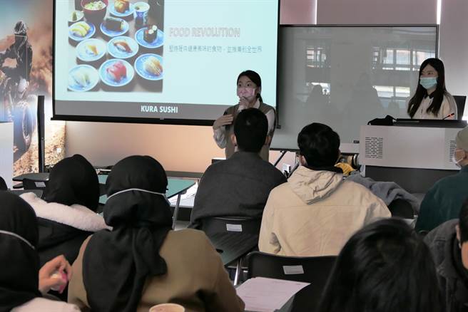 亚洲藏寿司人事採用Group代表谢妙君(左)与李晓昀(右)至醒吾科大国际专班举办藏寿司徵才说明会。(醒吾科大提供)