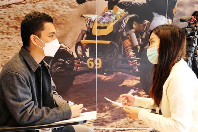 国际专班学生现场参加藏寿司面试，人事採用Group代表李晓昀(右)称讚学生中文能力极佳。(醒吾科大提供)