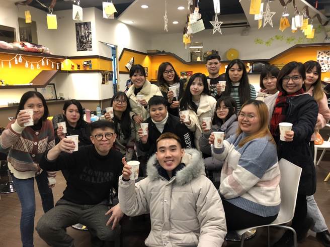 罗太敏(前排中)在学期间与醒吾科大国际班同学们欢度圣诞节。(醒吾科大提供)