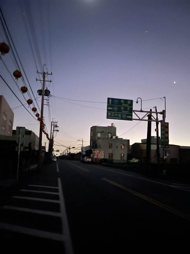 嘉義縣東石鄉永屯村永靈宮今晚6點舉行送火神儀式，果然時間一到，家戶和路燈都關閉。（讀者提供∕呂妍庭嘉義傳真）