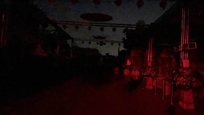 嘉義縣東石鄉永屯村永靈宮今晚6點舉行送火神儀式，果然時間一到，家戶和路燈都關閉，連會場都一片漆黑。（讀者提供∕呂妍庭嘉義傳真）