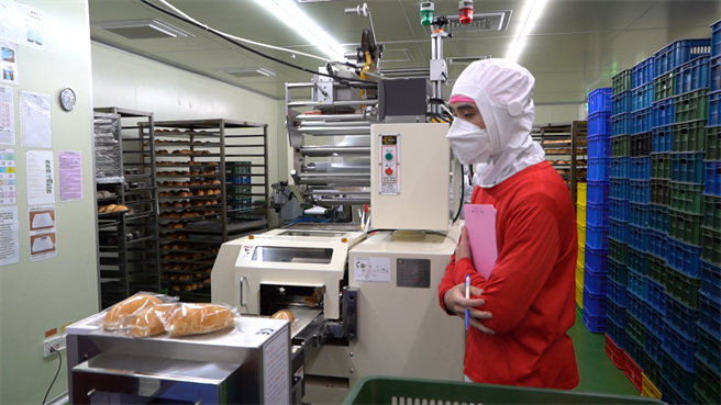 企管系毕业的罗太敏在糕盛担任品管组员的工作，每天都用心在品管工作中。(醒吾科大提供)