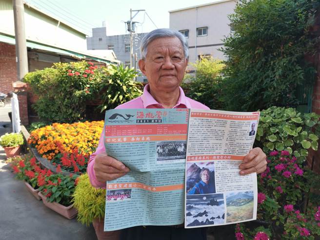 基金会董事长冯玉麟说，社区报免费赠送，下营家家户户都看得到。（刘秀芬摄）