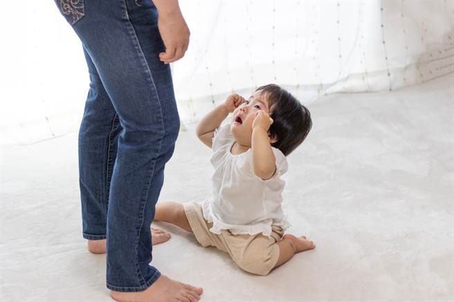 1名人妻日前与婆婆、丈夫在家中顾小孩，过程中因为1岁多的孩子不断哭闹，婆婆竟突然抓着孩子大骂「你在哭就让你出去给车撞死」，当下人妻感到傻眼。（示意图/Shutterstock提供）