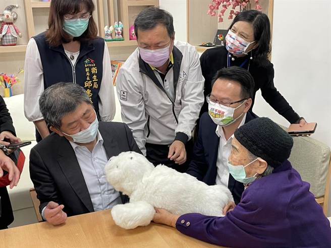 卫福部长陈时中（前左）9日南下考察，「台中地区卫福部长照及医疗业务推动情形」，与长辈互动开心。（读者提供／张妍溱台中传真）