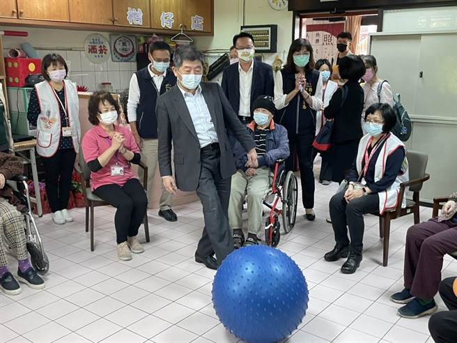 卫福部长陈时中（前）9日南下考察，「台中地区卫福部长照及医疗业务推动情形」，与长辈互动玩游戏。（读者提供／张妍溱台中传真）