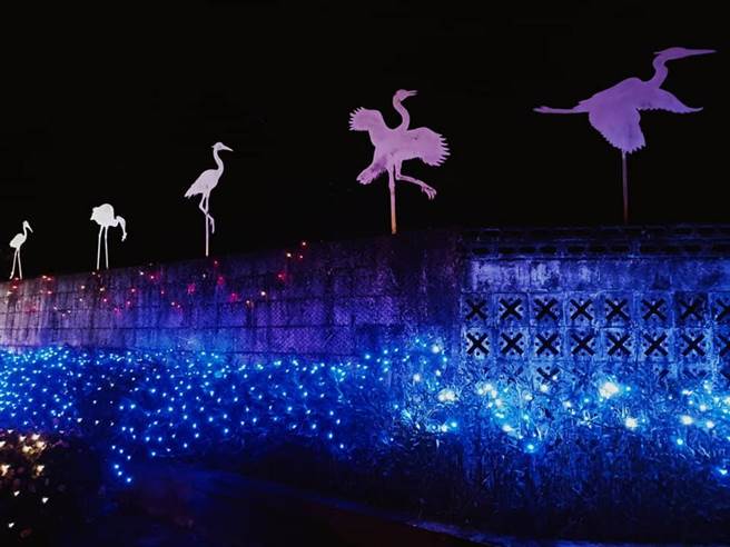 台南市麻豆区总爷艺文中心将百年樟树绿色隧道妆点成浪漫童趣灯饰隧道，与园区铁雕艺术灯相互辉映。（台南市文化局提供／刘秀芬台南传真）