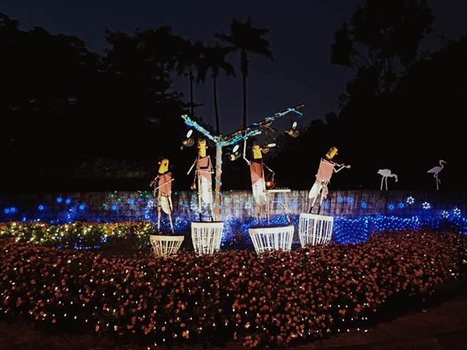 台南市麻豆区总爷艺文中心将百年樟树绿色隧道妆点成浪漫童趣灯饰隧道，与园区铁雕艺术灯相互辉映。（台南市文化局提供／刘秀芬台南传真）