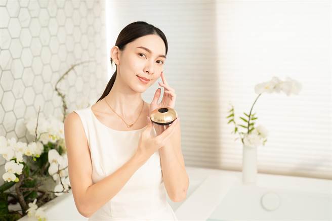 娇兰兰钻极萃氧生乳霜模特儿使用情境图，展现品牌奢华之美。（娇兰提供）