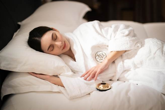 娇兰兰钻极萃氧生乳霜模特儿使用情境图，展现品牌奢华之美。（娇兰提供）