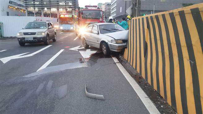 基隆王姓男子今天傍晚5点左右，酒驾自撞中正高架桥入口处水泥护栏，酒测值达0.54。（翻摄照片／陈彩玲基隆传真）