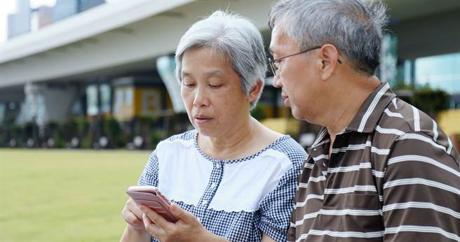 有长辈想用line回应家人，突发奇想在纸上写字，然后拍照上传。让网友们纷纷笑讚：好可爱。(示意图／Shutterstock)