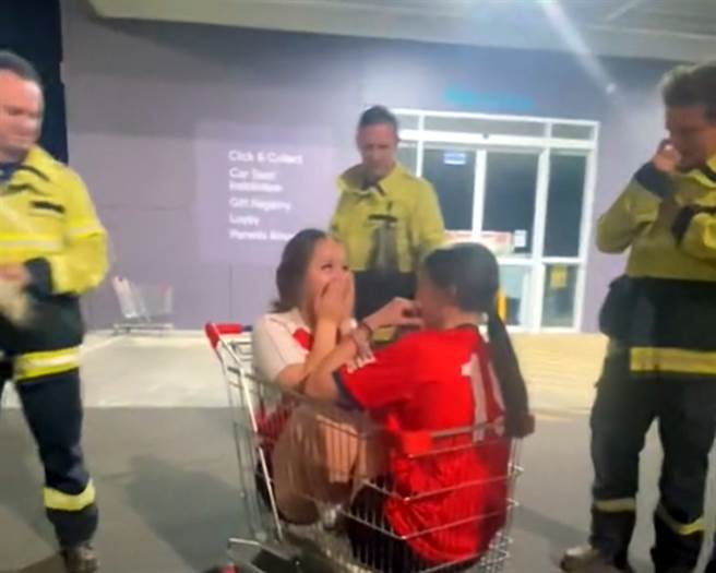 两名少女一时兴起挤进购物推车内，不料却被牢牢卡死无法动弹。（图／翻摄自抖音）