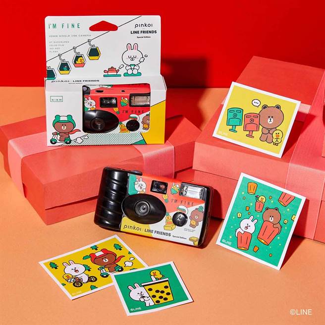 Pinkoi | LINE FRIENDS Special Edition 100分的美好礼物底片相机，960元。（Pinkoi提供）