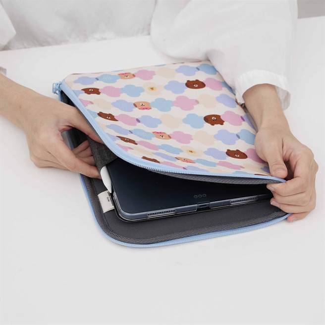 印花乐 BROWN &amp; FRIENDS 印花系列iPad收纳包，490元。（印花乐提供）