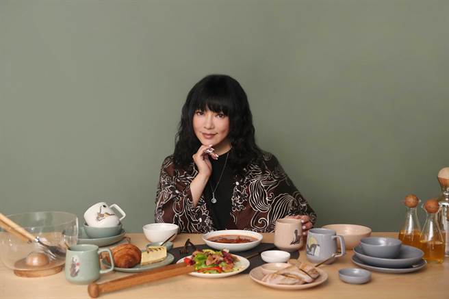 HOLA x 唐绮阳推出星座联名餐具与马克杯礼盒。（HOLA提供）