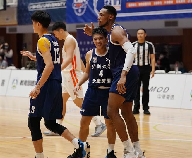 世新大學取得5連勝，關鍵時刻完成一次重要抄截、阻止對手進攻的世新大一後衛李宗漢（4號）和隊友開心慶祝。（大專體總提供）