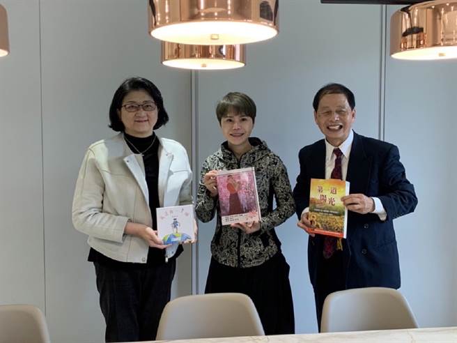 詹雅雯（中）近来被周大观文教基金会肯定，获颁「全球热爱生命奖项」。（宽宏艺术提供）