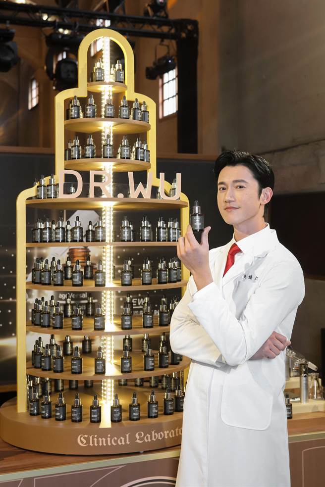 吳慷仁9日化身吳醫生出席代言品牌活動。（DR.WU提供）
