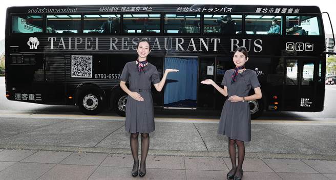 台北市双层观光餐车9日正式上路，有特别打造的车身及专属的服务小姐，欢迎民眾来享受全新的用餐体验。(郑任南摄）