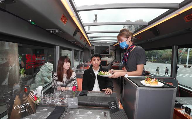 在台北市双层观光餐车上，採光及视野都佳，享用服务小姐送上的晶华酒店餐点，让用餐民眾有全新的体验。(郑任南摄）