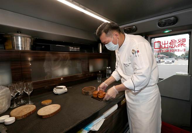 在台北市双层观光餐车的一楼有专属厨师的厨房，打造精美的餐点，再由服务小姐送上。(郑任南摄）