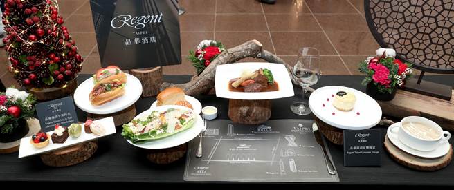 台北市双层观光餐车首季餐点与「台北晶华酒店」合作推出独家菜色，包含堪称梦幻隐藏料理的晚餐「红酒慢炖和牛颊」，及Robins Grill的经典奶油蘑菇汤，下午茶餐点则有法国经典麵包「布里欧」的海陆双堡和布朗尼、马卡龙、玛德莲及可丽露等经典甜点，还特别与「红玉满赤心鸡蛋糕」合作推出承恩门造型的鸡蛋糕。(郑任南摄）